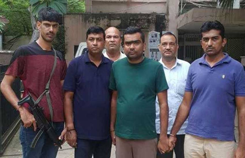 पुलिस की गिरफ्त में गैंगस्टर विकास सिंह। फोटो- Twitter/@dellyfbnews