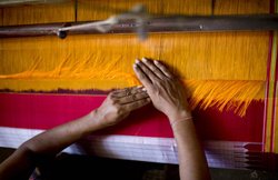 सम्मान देने के लिए देश भर से बुनकरों को बुला कर नहीं पहुंचीं स्मृति ईरानी, वसुंधरा राजे