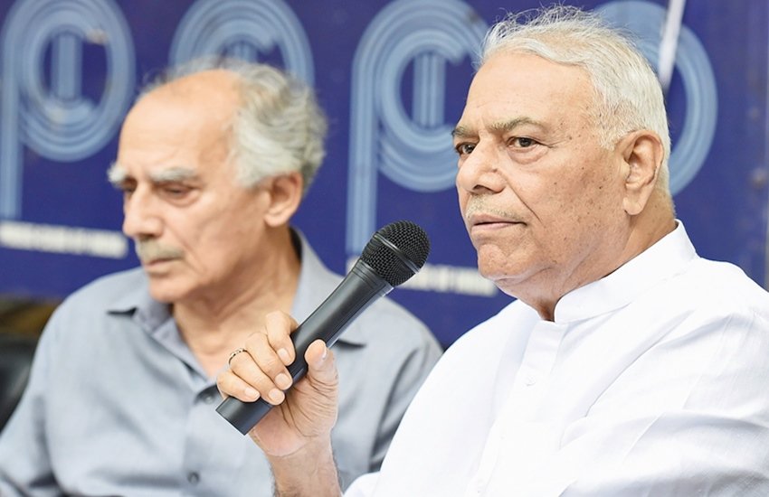 पूर्व केंद्रीय मंत्री यशवंत सिन्हा और अरुण शौरी (फोटो सोर्स- पीटीआई)