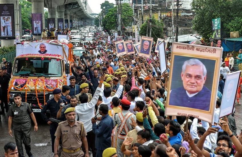 lucknow, lucknow news, lucknow police, bjp mla, bjp mla fights with police, avinash trivedi, Hindi news, Atal asthi kalash, Atal asthi kalash in Lucknow, News in Hindi, Jansatta