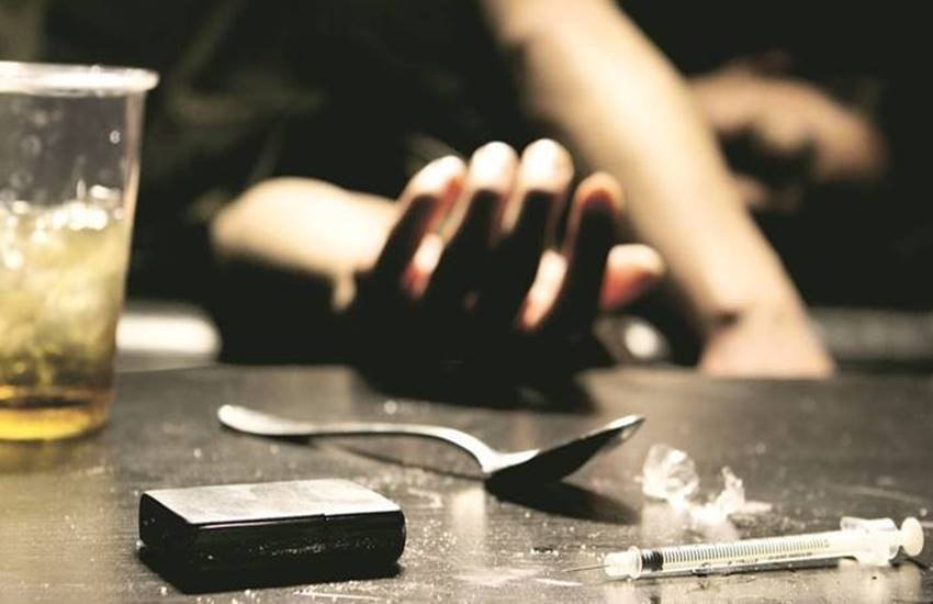 बच्चों या युवाओं को नशे से बचाना बेहतर भावी पीढ़ी के निर्माण की ओर एक कदम है। इसलिए सरकार के साथ-साथ समाज की भी यह जिम्मेदारी होनी चाहिए।