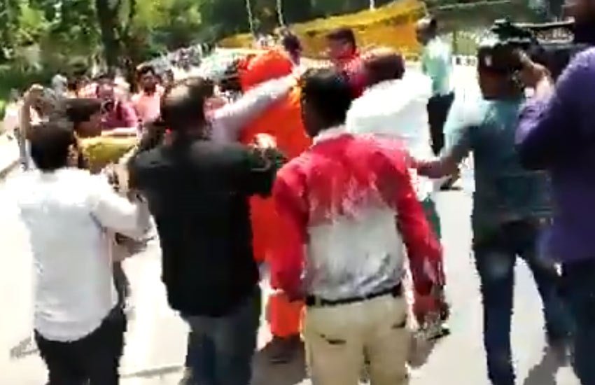 अटल जी को श्रद्धांजलि देने गए स्वामी अग्निवेश पर हमला (Photo- Video grab)