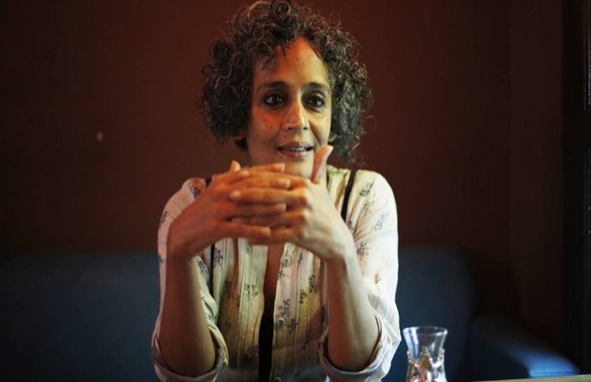 लेखिका और सामाजिक कार्यकर्ता अरुं धति रॉय ने इस सप्ताह की गई मानवाधिकार कार्यकर्ताओं की गिरफ्तारी की आलोचना करते हुए गुरुवार को कहा कि मुद्दों से भटकाने और शासन करने के मकसद से गिरफ्तारी की गई। 