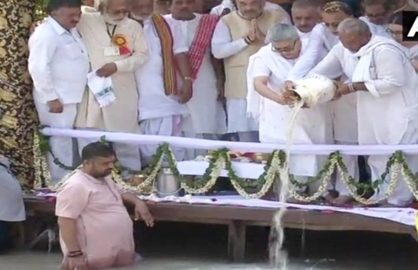रविवार को हरिद्वार में पूर्व प्रधानमंत्री वाजपेयी जी के अस्थि विसर्जन को लेकर भी भाजपा नेता राजनीति करने से बाज नहीं आए। 
