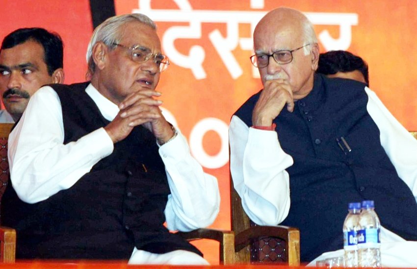 अटल बिहारी वाजपेयी और लालकृष्ण आडवाणी (फोटो सोर्स- एक्सप्रेस आर्काइव फोटो)