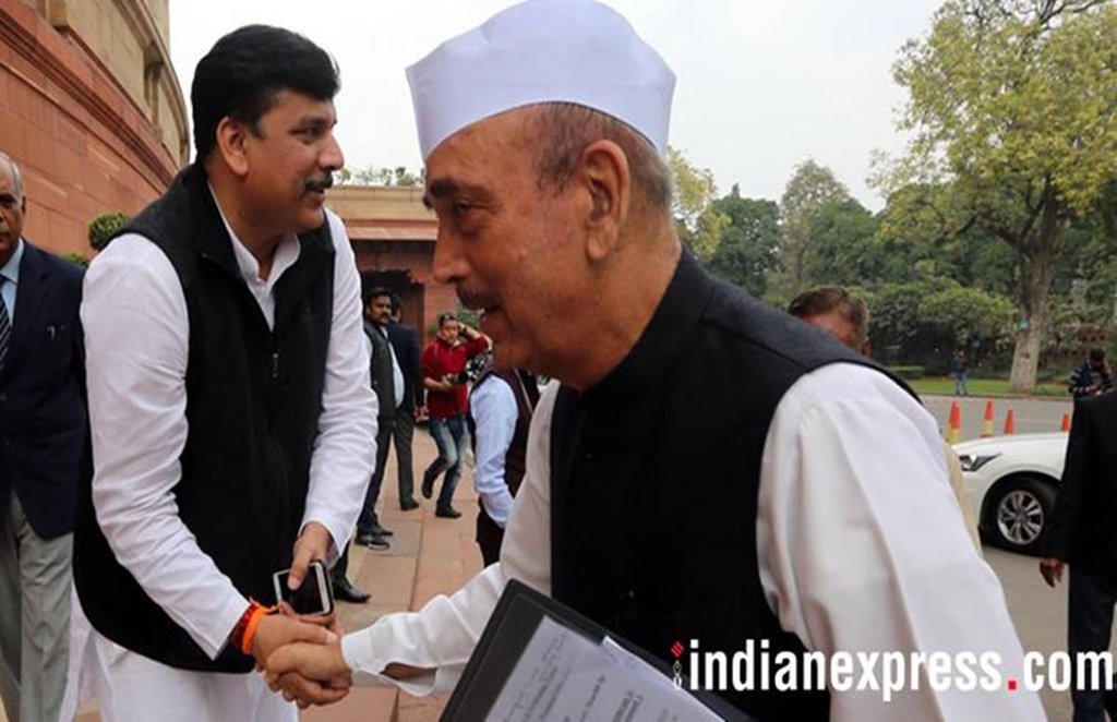 कांग्रेस के गुलाम नबी आजाद और आप पार्टी के नेता संजय सिंह 