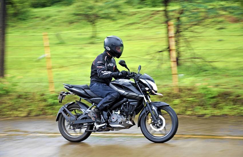 Bajaj Pulsar NS160 में भारत सरकार के नए नियमों के मुताबिक ABS (एंटी लॉक ब्रेकिंग सिस्टम) भी मिल सकता है।