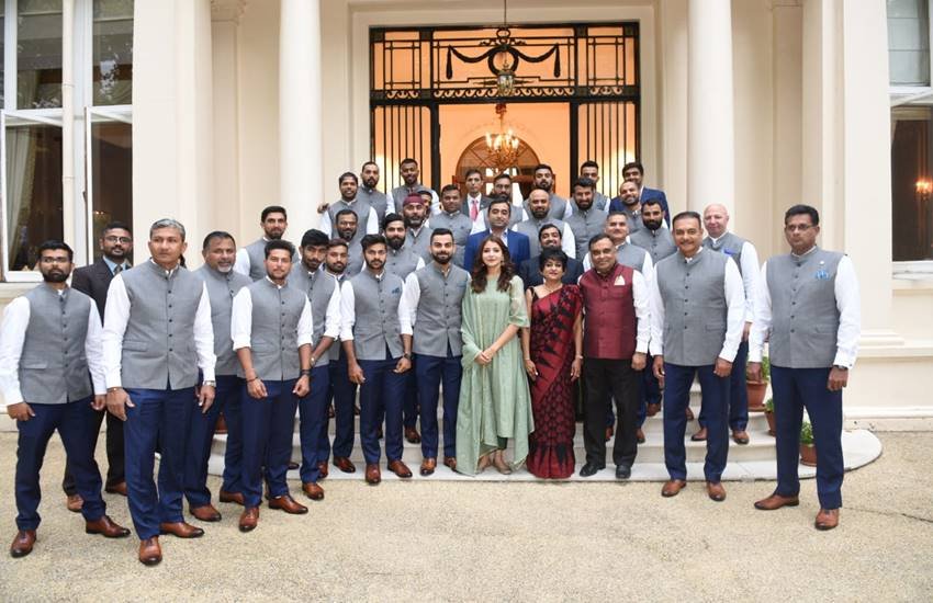 भारतीय टीम के साथ अनुष्का शर्मा। (फोटो सोर्स- Official Twitter Handle of Team India)
