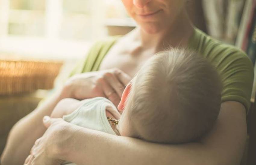 प्रसव के बाद उत्पन्न होने वाला स्तन दूध 'कोलोस्ट्रम' आपके बच्चे के लिए पहला सही आहार है, क्योंकि यह पहला टीका लगने के समान होता है। प्रसव के बाद उत्पन्न होने वाला स्तन दूध 'कोलोस्ट्रम' आपके बच्चे के लिए पहला सही आहार है, क्योंकि यह पहला टीका लगने के समान होता है।