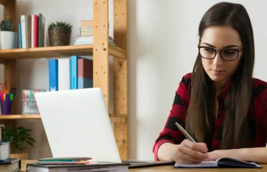 Careeranna- यहां पर स्टूडेंट्स और प्रोफेशनल्स, दोनों के पास पढ़ाई के जरिए अपनी स्किल्स निखारने के बढ़िया ऑप्शन्स हैं। कंपनी का दावा है कि इसने इंटरनेशनल लेवल पर भी काफी ख्याती प्राप्त की है। कंपनी के मुताबिक 2017 में इसके 15 फीसदी स्टूडेंट्स ब्राजील, नाइजीरिया, दुबई और कतर जैसे देशों से थे। यह ऐप 2014 में शुरू हुई थी। (Source: Agency)