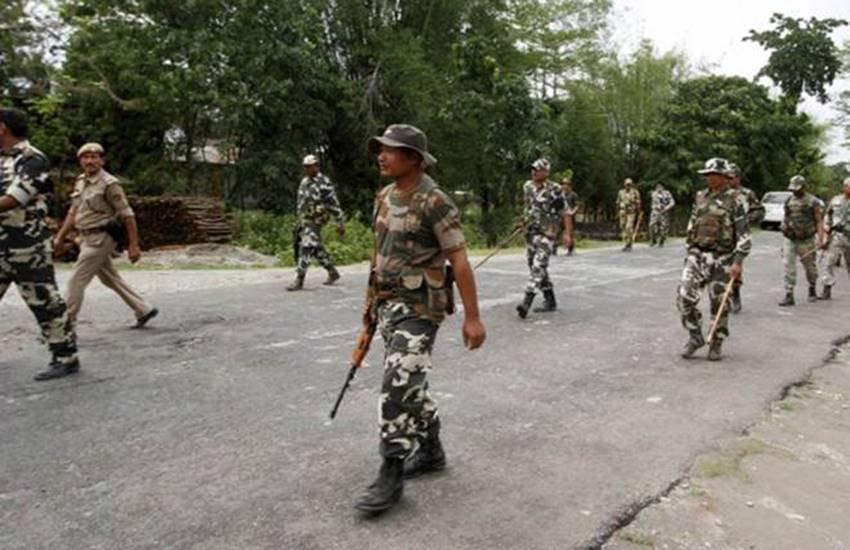  पश्चिम त्रिपुरा में हजारों अन्य विस्थापित परिवारों के साथ, रहने वाली मिनाती दास तब से अस्थायी मलिन बस्तियों में रह रही थी जो अपनी दैनिक जरूरत को पूरा करने के लिए घरेलू कामकाज और दिहाड़ी मजदूरी का काम करती थी। अब उन्हें नया घर मिल गया है। 
