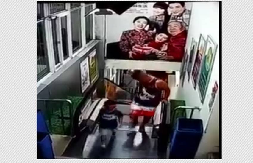 एस्केलेटर पर बची बाप-बेटे की जान
फोटो सोर्स - वीडियो स्क्रीनशॉट