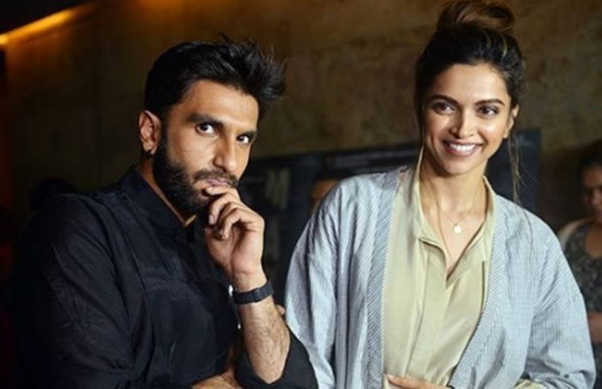 दीपिका और रणवीर अक्सर सोशल मीडिया पर पीडीए करते नज़र आ जाते हैं। दीपिका और रणवीर अक्सर सोशल मीडिया पर पीडीए करते नज़र आ जाते हैं।