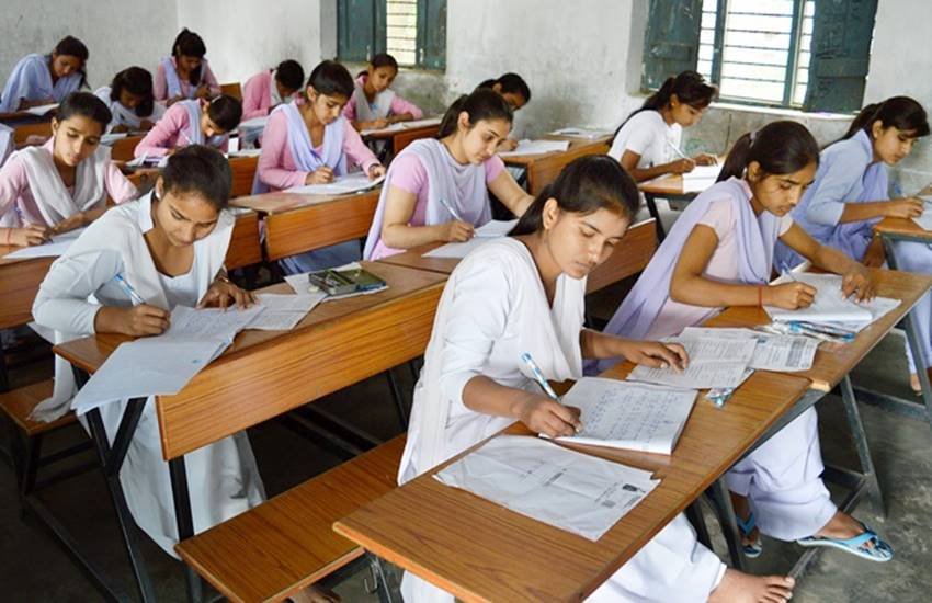  स्कूलों को यह कहते हुए कानूनी नोटिस भेजा जा रहा है कि दसवीं की मुख्य और पूरक परीक्षाओं में अनुतीर्ण विद्यार्थियों को पुन: दाखिला नहीं दिया जाना संविधान की धारा 14 व 21 और दिल्ली स्कूली शिक्षा अधिनियम,1973 के नियम 138 का उल्लंघन है।