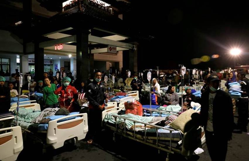 इंडोशिया के लॉमबोक में भूकंप के चलते मरीजों को हॉस्पिटल के बाहर लिटाया गया। (फोटो-रॉयटर्स) 