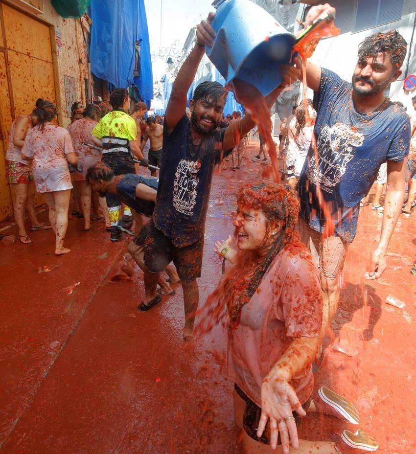 la tomatina, la tomatina festival 2018, la tomatina festival, la tomatina festival spain, holi, teej, karwa chauth, diwali, halloween, zindagi na milegi dobara, bunol, valencia, spain, globalisation, vadodara, vishakapatnam, madhya pradesh,
