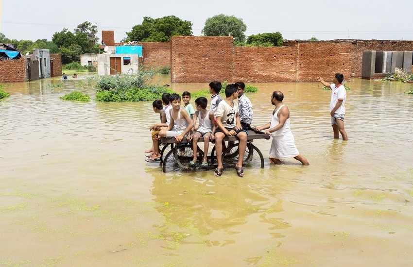 उत्तर प्रदेश के मथुरा में सड़कों पर भरा पानी (फोटो सोर्स- पीटीआई)