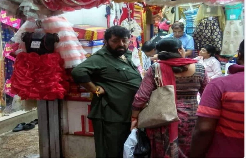 इस शख्स को गब्बर सिंह कह कर सोशल मीडिया पर मजे लिये जा रहे हैं।
फोटो सोर्स - (ट्विटर, @Imramd911)

