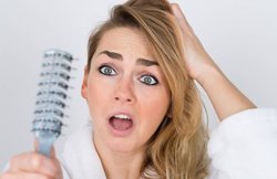 नहीं रुक रहा है बालों का झड़ना तो एक बार जरूर आजमाएं ये आयुर्वेदिक उपाय