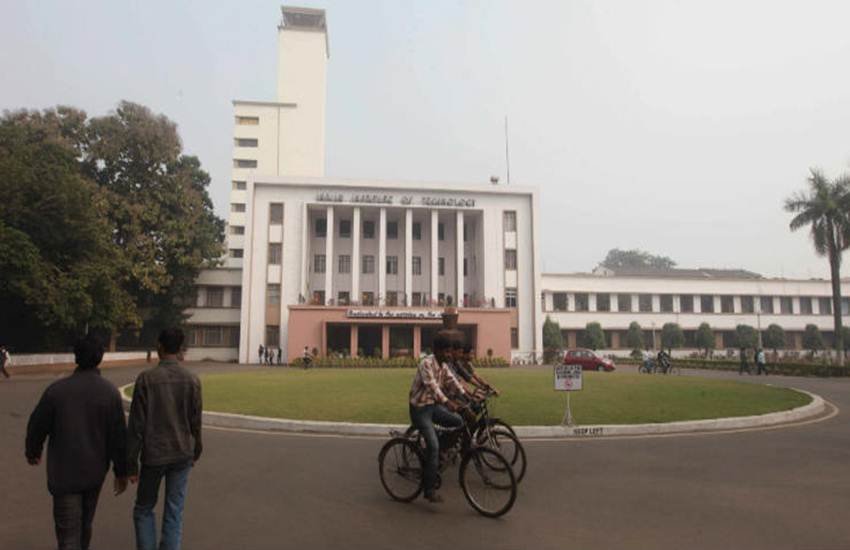 इस साल JEE (Advanced) के लिए क्वॉलिफाई करने वाले उम्मीदवारों की अपर्याप्त संख्या के मद्देनजर सरकार ने समिति बनाने का प्रस्ताव दिया था। (Source: File)