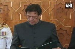 पाकिस्तान के 22वें प्रधानमंत्री बने इमरान खान, राष्ट्रपति ममनून हुसैन ने दिलाई शपथ