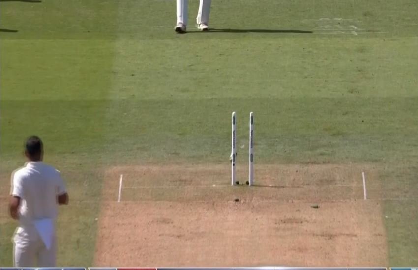 मैच के दौरान शमी की गेंद पर इस तरह उखड़ा स्टंप। (Photo Courtesy: espncricinfo.com)