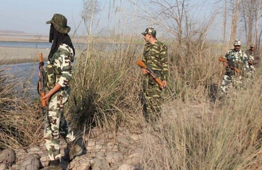 भारत बांग्लादेश बार्डर पर तैनात बीएसएफ के जवान (एक्सप्रेस फाइल फोटो)
