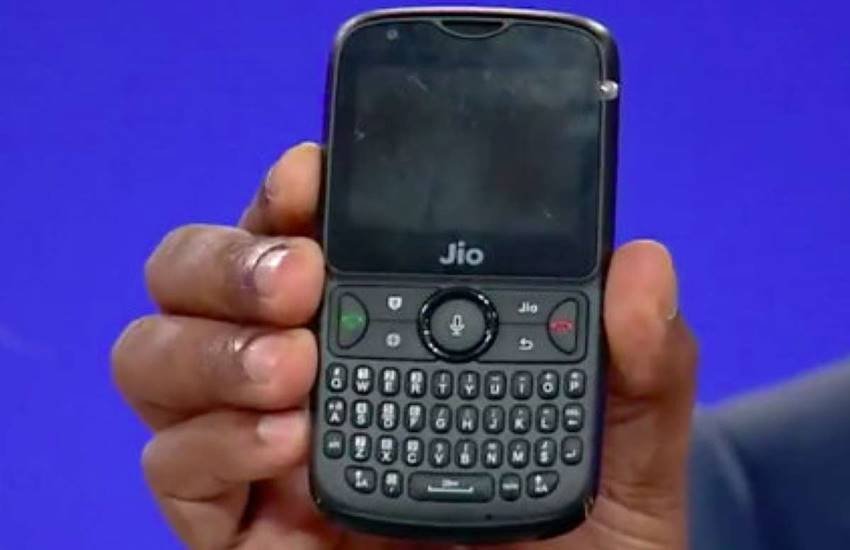 इसमें 512MB की रैम दी गई है और इसकी इंटरनल मैमोरी 4GB है।