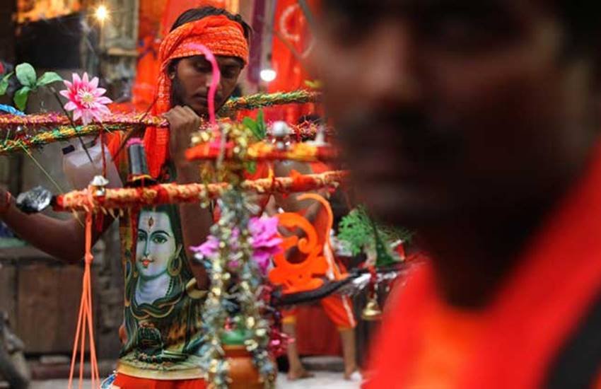 कांवड़ यात्रा एक धार्मिक आयोजन है। यह शिव-भक्तों की आस्था का पर्व है। लेकिन जब आस्थावन भोले-भक्त ही ऐसे अराजक हालात पैदा करने लगें तो ऐसे आयोजन पर सवाल खड़े होना स्वाभाविक ही है।