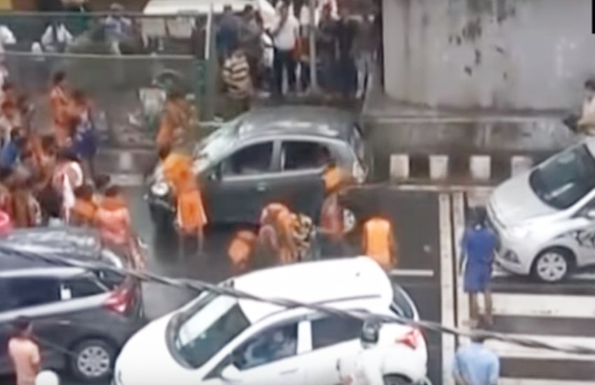 दिल्ली के मोती नगर में कांवरियों ने कार को बर्बाद किया था। (फोटो सोर्स- वीडियो स्क्रीनशॉट)