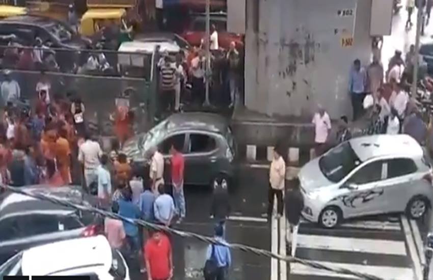 कांवड़ियों ने दिल्‍ली के मोती नगर इलाके में कार में तोड़फोड़ की। (फोटो सोर्स: वीडियो ग्रैब, ट्विटर)