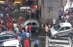 दिल्‍ली में कांवड़‍ियों का हंगामा, सरेआम गाड़ी तोड़ी फिर पलट दी, देखती रही पुलिस