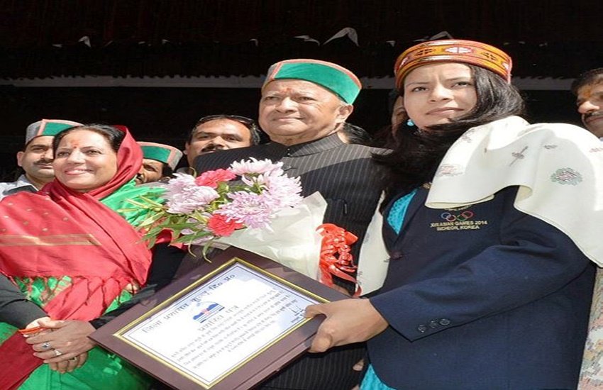 वर्ष 2014 में कविता ठाकुर को सम्मानित करते हिमाचल प्रदेश के तत्कालीन मुख्यमंत्री वीरभद्र सिंह (एक्सप्रेस फाइल फोटो)