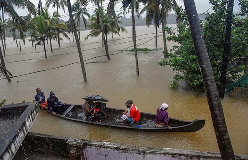 केरल में भारी बारिश से बाढ़ (Photo: PTI)