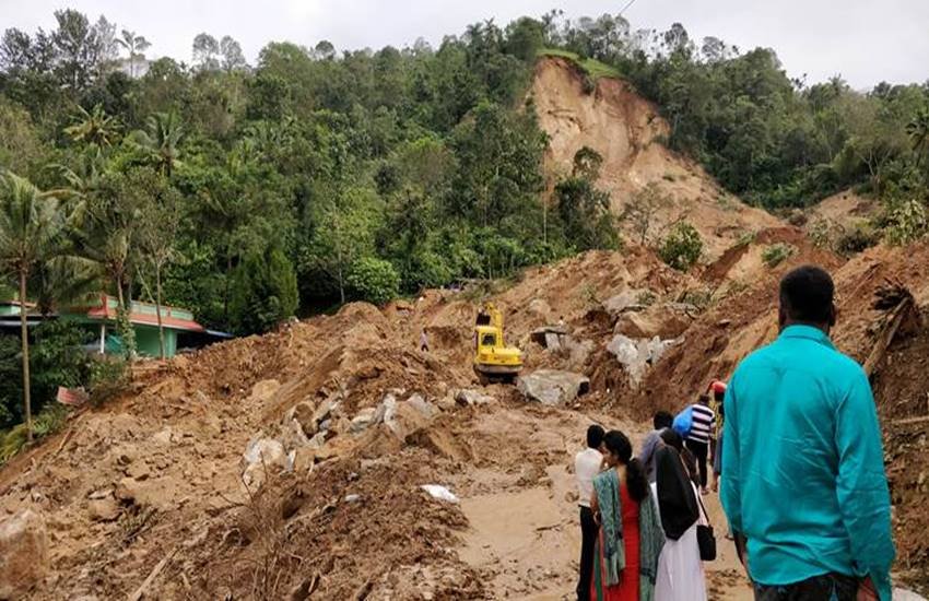 इदुक्‍की में मूसलाधार बारिश के चलते हुए भूस्‍खलन में उप्‍पूथोडू निवासी मैथ्‍यू, राजम्‍मा, उनके बेटे विशाल व उनके दोस्‍त दिंत की मौत हो गई। (फोटो सोर्स: अरुण जनार्दन, एक्‍सप्रेस फोटो)