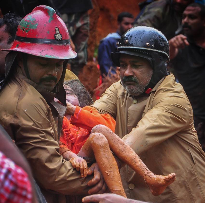 अधिकारियों ने बताया कि सेना और राष्ट्रीय आपदा प्रतिक्रया बल को इडुक्की, कोझिकोड, वायनाड और मलप्पुरम जिले के प्रभावित इलाकों में राहत अभियान में प्रशासन का सहयोग करने के लिए तैनात किया गया है।