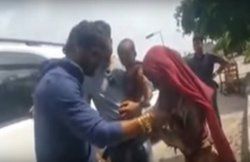 VIDEO: भोजपुरी एक्टर खेसारी लाल यादव ने जीता दिल, भीख मांगने आई महिला से बंधवाई राखी