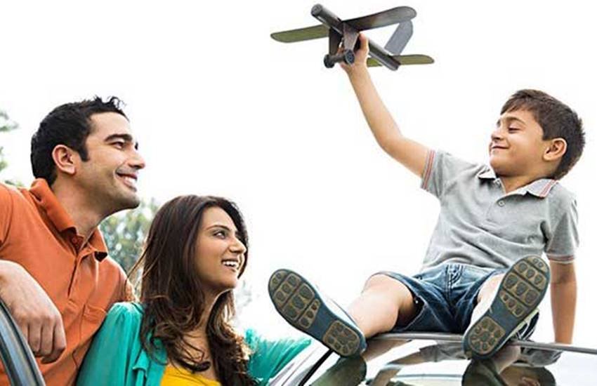 बाजार से जुड़ी इंश्योरेंस पॉलिसियां, जिन्हें आम तौर पर यूएलआईपी के नाम से जाना जाता है, एक अच्छा दीर्घकालिक निवेश विकल्प है जिसकी मदद से आप अपने बच्चों की शिक्षा के लिए एक अच्छी-खासी रकम तैयार कर सकते हैं।