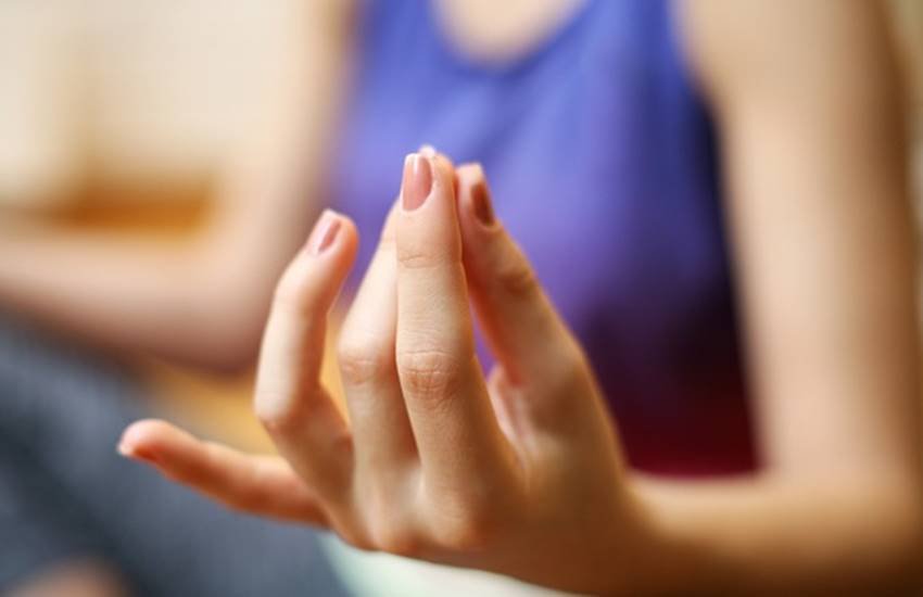 हर रोज सुबह ऑफिस, स्कूल या कहीं भी काम पर जाने से पहले 5 मिनट का मेडिटेशन आपको दिन भर तनाव से मुक्त रखता है। हर रोज सुबह ऑफिस, स्कूल या कहीं भी काम पर जाने से पहले 5 मिनट का मेडिटेशन आपको दिन भर तनाव से मुक्त रखता है।