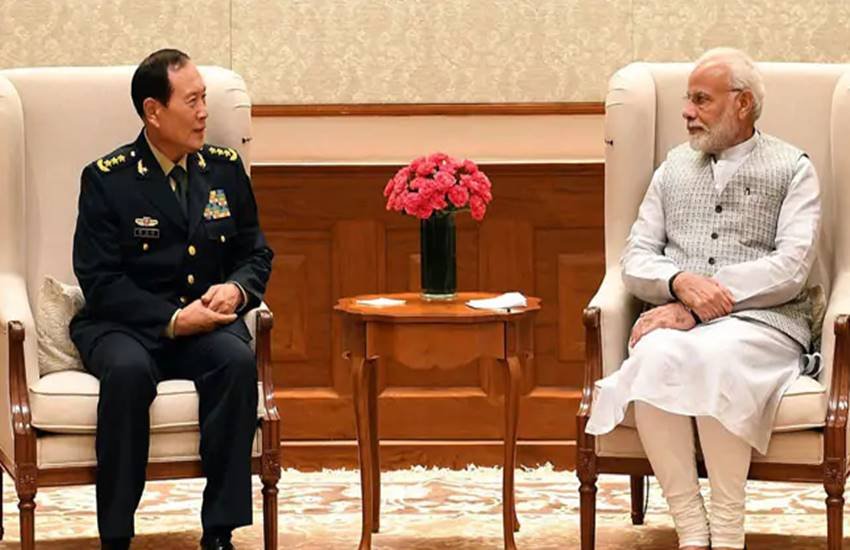 रक्षा मंत्री और स्टेट काउंसिलर जनरल वी फेंगे से मुलाकात के दौरान मोदी 
