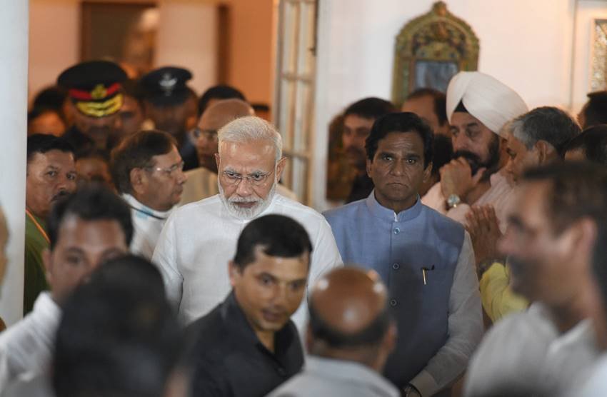 मोदी उनके जाने के बाद पूरी तरह से स्तब्ध हैं। उन्होंने अपने गुरु की याद में एक ब्लॉग भी लिखा है।