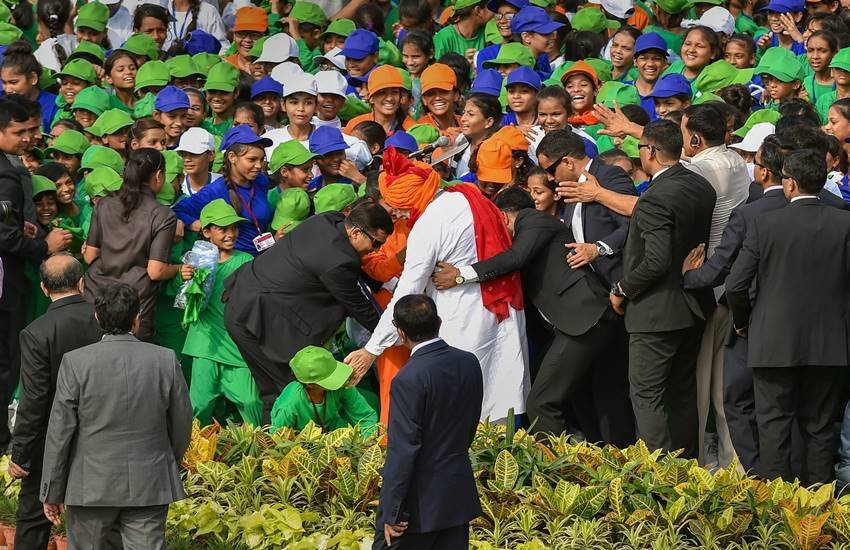 बच्चों के बीच पीएम मोदी। इसी बीच एक स्कूल की छात्रा बेहोश हो गई। 
