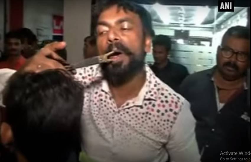 वाराणसी के अहमद अंसार मुंह में कैची फंसाकर बाल काटने वाले भारत के इकलौते बारबर माने जाते हैं। (एएनआई के वीडियो से लिया गया सक्रीनशॉट, सोर्स- Youtube/ANI News)