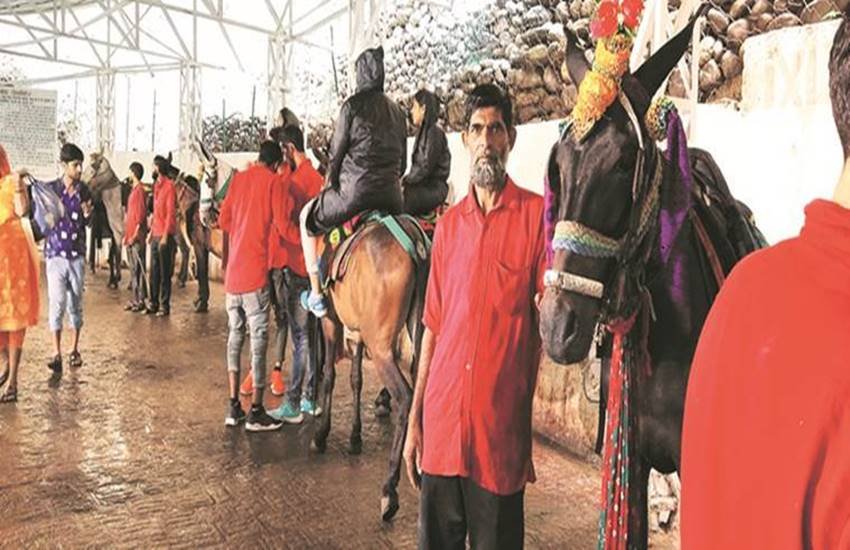 उच्चतम न्यायालय से कहा कि जम्मू में कटरा और वैष्णोदेवी मंदिर के रास्ते में इस्तेमाल हो रहे खच्चरों के मालिकों के पुनर्वास के मुद्दे पर निर्णय वह चार सप्ताह के भीतर करेगी। 