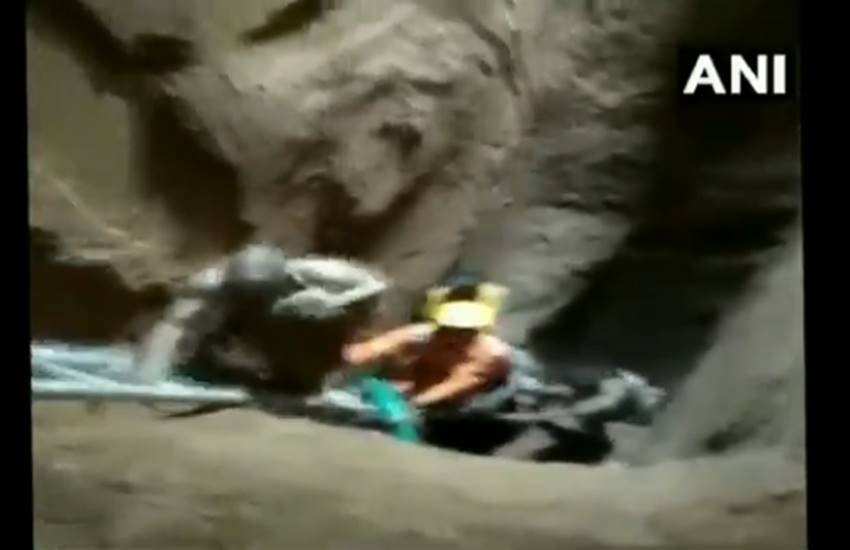 बिहार के मुंगेर जिले में कल शाम करीब चार बजे एक बोरवेल में गिरी तीन साल की एक बच्ची करीब 30 घंटे तक चले बचाव अभियान के बाद सकुशल बाहर निकाल ली गयी। 