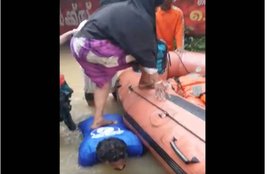 kerala flood, kerala flood, ndrf, ndrf rescue operation, ndrf jawans, army, Indian army, Hindi news, news in Hindi, Jansatta