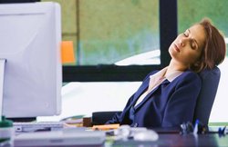 दिन भर कुर्सी पर बैठकर काम करते हैं तो घेर सकती हैं बीमारियां, ऐसे करें बचाव