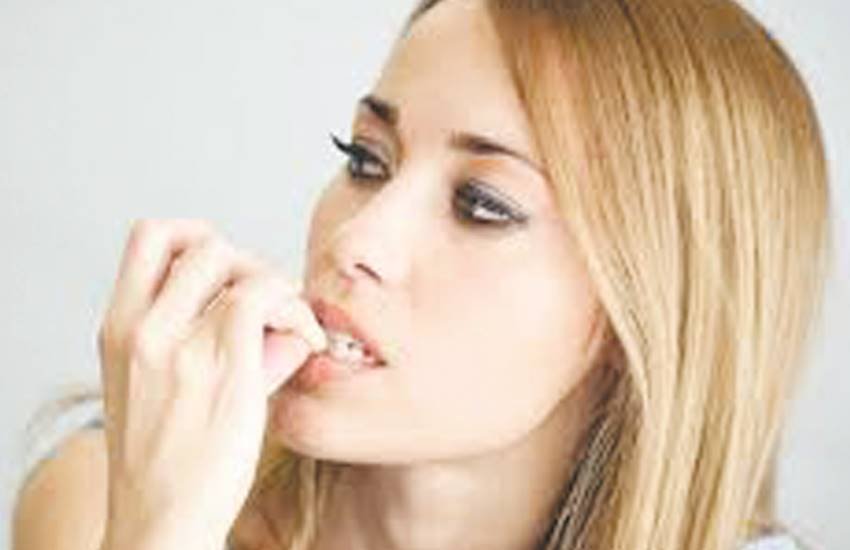 नाखून चबाने की आदत बचपन से ही बच्चों में पनपने लगती है जिसे बाद में छुड़ाना मुश्किल हो जाता है।