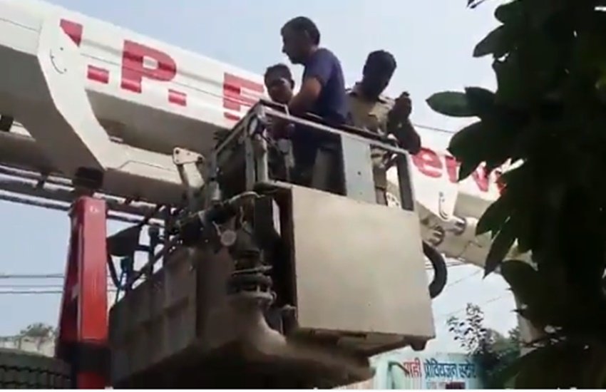 यूपी पुलिस ने घायल कबूतर की जान बचाई (Photo: Video grab/Twitter@Uppolice)