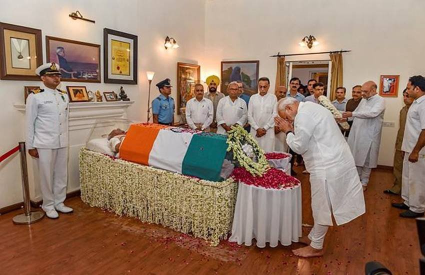 Atal Bihari Vajpayee: पूर्व प्रधानमंत्री अटल बिहारी वाजपेयी के अंतिम दर्शन करते हुए प्रधानमंत्री नरेंद्र मोदी।(PTI Photo/Manvender Vashist)